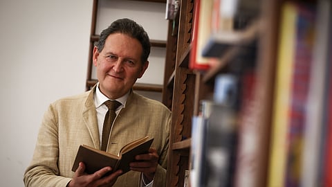 Jean-Frédéric Schaub fotografado na sala de reuniões do Institut Français du Portugal.