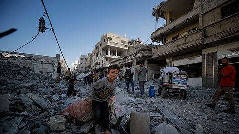 Uma criança entre escombros na cidade de Gaza, onde Israel redobrou os ataques.