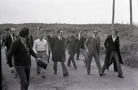 João Bénard da Costa, José Cardoso Pires, Rogério Paulo, Salgado Zenha, Francisco Sousa Tavares, e Miguel Sousa Tavares aguardam, junto ao portão da penitenciária de Caxias, a libertação de presos políticos, a 25 de abril de 1974. 