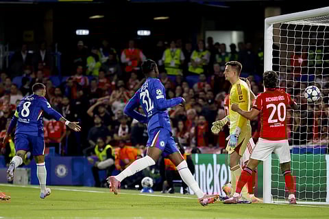 Autogolo dita derrota do Benfica no regresso de José Mourinho a Stamford Bridge