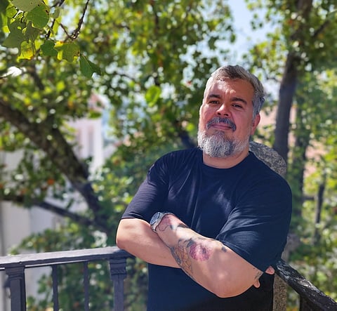 O poeta brasileiro Jean Sartief.