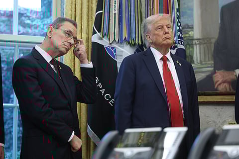 O presidente dos EUA, Donald Trump (à direita), com o CEO da Pfizer, Albert Bourla (à esquerda), durante o anúncio de um acordo sobre o preço dos medicamentos.