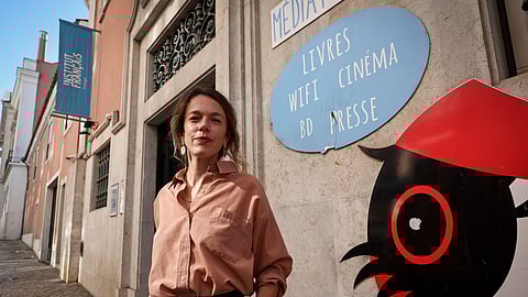 Mathilde junto à entrada do Institut Français du Portugal, no bairro de Santos, em Lisboa.