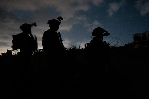 Militares israelitas num raide à cidade de Gaza, durante o qual apreenderam armas.