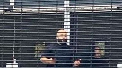 O suspeito antes de ser abatido pela polícia, numa imagem de um vídeo partilhado nas redes sociais.