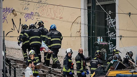 Bombeiros retiram vítimas da carcaça do elevador da Glória, que a 3 de setembro se despenhou contra um prédio, resultando em 16 mortos e vários feridos.

