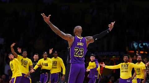 LeBron versão número 23. Há 70 jogadores da NBA que não eram nascidos quando King James se estreou