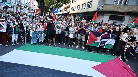 Centenas de pessoas manifestam-se em frente à embaixada de Israel em Lisboa.