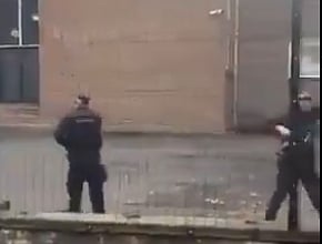 Incidente junto a sinagoga de Manchester tratado como terrorista. Polícia abateu atacante e deteve duas pessoas