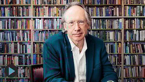 O escritor Ian McEwan não se preocupa com o sofrimento do leitor perante a exigência intelectual desta recente narrativa.