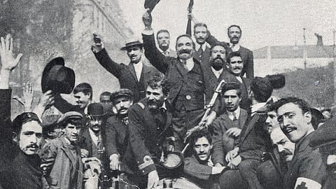 Na manhã de 5 de Outubro de 1910, os populares nas ruas juntaram-se aos militares para celebrar a mudança de regime.