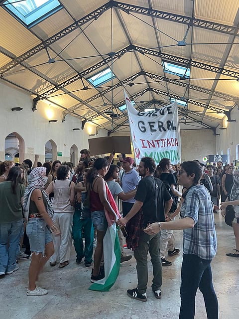 Grupo de manifestantes pró-Palestina bloqueia comboios na estação do Rossio