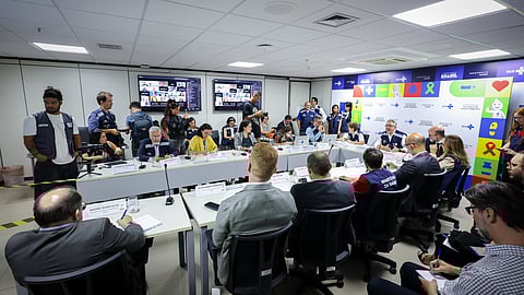 Conferência na 'Sala de Situação', criada para monitorizar e coordenar a resposta do Governo brasileiro aos casos de intoxicação por metanol em bebidas alcóolicas.