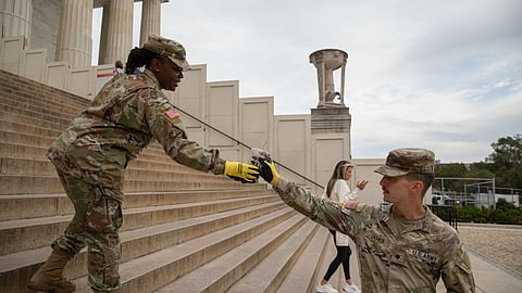 Guarda Nacional em operações de limpeza do lixo no Memorial Lincoln, em Washington D.C.