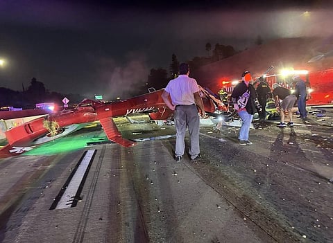 Helicóptero médico despenha-se em autoestrada: 15 pessoas levantam aparelho para resgatar mulher (com vídeo)