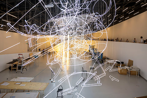 Escultura 'Forms in Space...by Light (in Time)' de 2017, que dá nome à exposição de Cerith Wyn Evans, ocupa o espaço central.