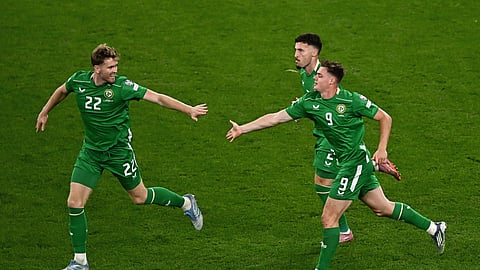 Evan Fergunson comemora golo da Irlanda frente à Hungria; avançado da AS Roma é dúvida para jogo com Portugal. 