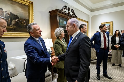 Steve Witkoff cumprimenta Benjamin Netanyahu no dia da apresentação do plano, na Casa Branca, O enviado especial já está no Egito, onde decorrem as negociações.