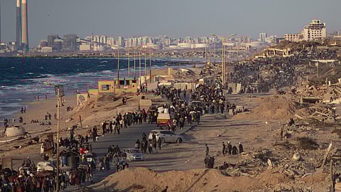 Após o cessar-fogo, mais de 200 mil pessoas regressaram esta sexta-feira ao norte da Faixa de Gaza.