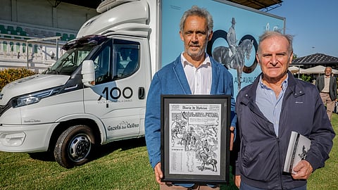 Pedro Bernardo, bisneto de José Tanganho, e João Pinheiro da Silva, afilhado do capitão Rogério Tavares, com primeira página do DN de 10 de outubro de 1925.