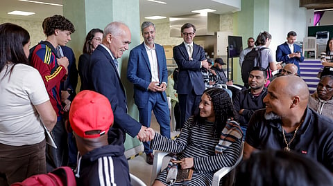 Embaixador Raimundo Carreiro conversou com brasileiros durante a visita na Estrutura de Missão.