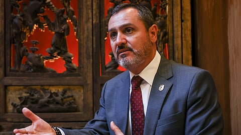 "A pessoa se auto-declara integrante de uma organização. Aí o sujeito assaltou uma padaria aqui em Portugal. E aí, diz que é integrante de tal facção e aquilo já vira um caos".