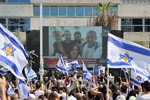 Reação na Praça dos Reféns, em Telavive, às imagens de um dos libertados já reunido com a família.