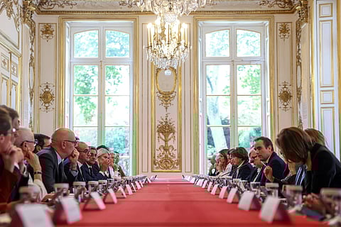 Seis ministros e secretários de Estado d’Os Republicanos aceitaram o cargo e agora arriscam ser expulsos do partido de centro-direita.