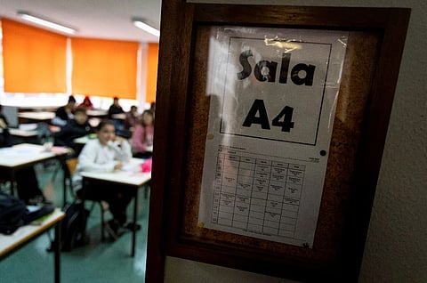 Continuam a faltar professores nas salas de aula, mas os protestos diminuíram. 