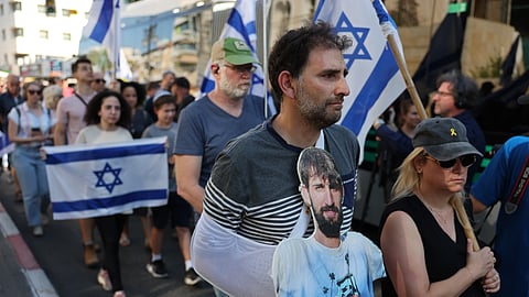 Bandeiras israelitas no cortejo fúnebre de Guy Illouz. Tinha 26 anos quando foi levado no ataque do Hamas.