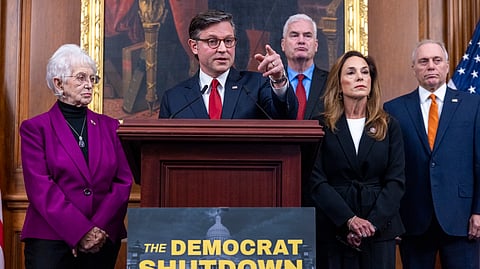 O presidente da Câmara dos Representantes, Mike Johnson, numa conferência de imprensa em que culpou os democratas pelo shutdown.