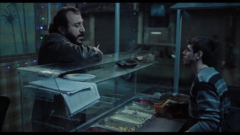 Osama (Majd Eid) e Yahya (Nader Abd Alhay) no restaurante de falafel. 
