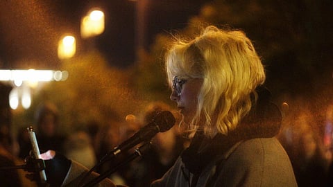 Artista de rua russa condenada a 13 dias de prisão após tocar música anti-Kremlin (com vídeo)