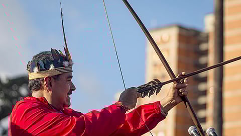 Aqui de arco e flecha na mão, Nicolás Maduro é alvo da pressão da Casa Branca.