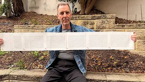 Laurence com a sua certidão de nascimento