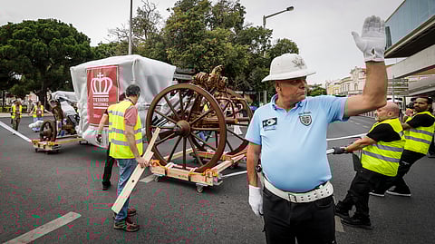 Berlinda dos Patriarcas, viatura de aparato do século XVIII, utilizada pelos Patriarcas de Lisboa, é puxada em direção à oficina do Museu dos Coches.