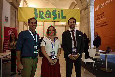 Bruno Amado e Carlota Carneiro, da ABF, ao lado de Luiz Felipe Rosa dos Santos, chefe do Setor de Promoção Comercial (SECOM) da Embaixada do Brasil em Lisboa.