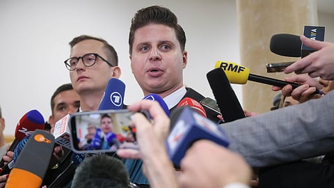 O advogado do suspeito, Tymoteusz Paprocki, fala aos jornalistas antes da decisão.