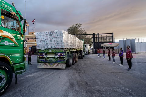 Camiões de ajuda humanitária junto à fronteira de Rafah, entre o Egito e a Faixa de Gaza