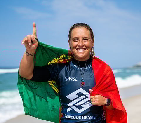 Yolanda Hopkins posa para fotografia após vitória no Brasil.