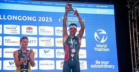 Vasco Vilaça no pódio e de medalha ao peito.