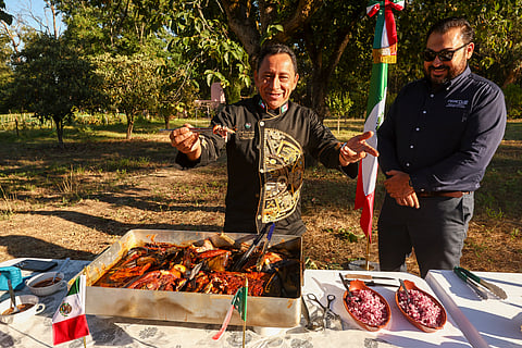 O chef Alcocer com Frank Sosa Candila, no jardim da embaixada do México