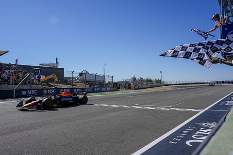 Verstappen a cruzar a linha de chegada