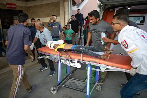 Feridos recebem tratamento no Hospital Nasser, em Khan Younis, após um ataque israelita.