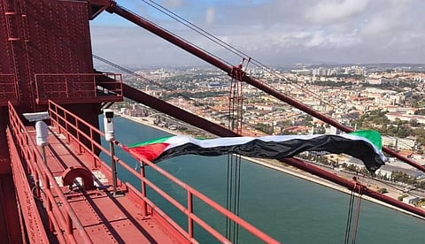 Ativista detido após escalar pilar da Ponte 25 de Abril para colocar bandeira da Palestina
