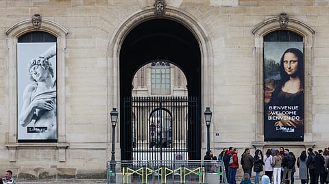 Museu do Louvre mantém-se encerrado após roubo de oito joias "de inestimável valor patrimonial"