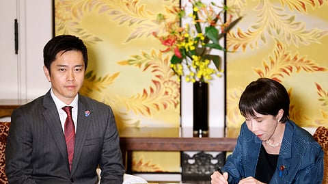 Sanae Takaichi assina acordo com o líder do novo parceiro de coligação, Hirofumi Yoshimura.