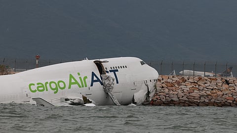 Avião de carga sai da pista do aeroporto de Hong Kong e cai no mar. Dois trabalhadores morreram