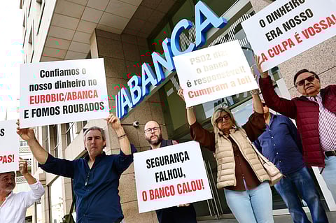 Clientes burlados manifestam-se à frente do Eurobic/Grupo Abanca