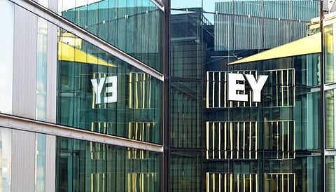 A EY é uma das maiores consultoras à escala mundial, com mais de 700 escritórios e 400 mil trabalhadores.